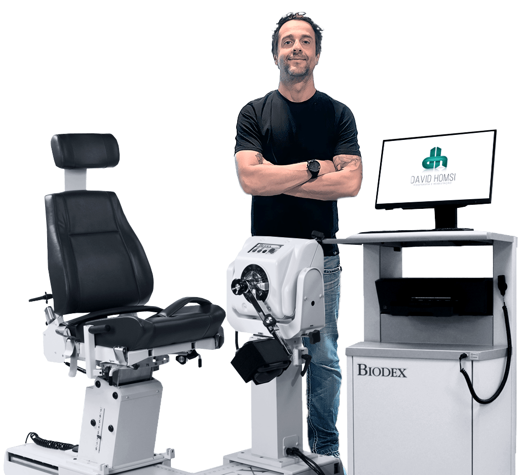 Imagem de David Homsi com a máquina Biodex de fisioterapia para equilíbrio e fortalecimento.
